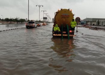 ওমানে ঝড়ো হাওয়াসহ বজ্রবৃষ্টি 