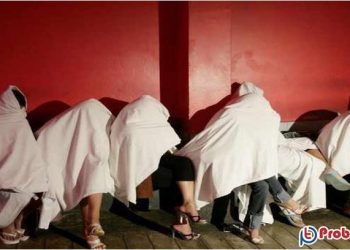 আপত্তিকর অবস্থায় ওমানে এক নারী সহ ৮ প্রবাসী গ্রেফতার 