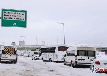 তীব্র তুষারপাতে বিপর্যস্ত ইস্তাম্বুলের জনজীবনের ছবি