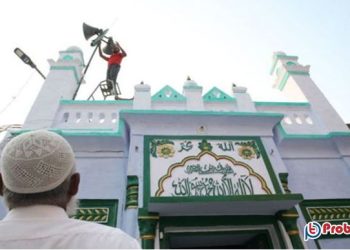 হিজাব বিতর্কের পর এবার ভারতের মসজিদে মাইক বাজানো বন্ধের দাবি