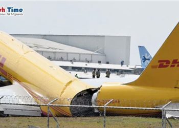 রানওয়েতে ছিটকে পড়ে দ্বিখণ্ডিত প্লেন