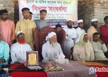 ইমামকে রাজকীয় বিদায় দিয়ে কাঁদলেন মুসল্লিরা