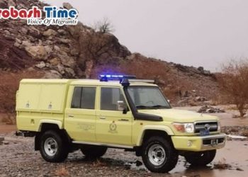 ওমানে ভারী বর্ষণ, পানিতে আটকেপড়া ৪ জনকে উদ্ধার