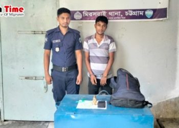 প্রবাসীর স্ত্রীর কাছ থেকে লাখ টাকা নিতে এসে আটক প্রতারক