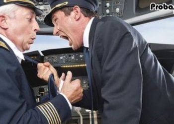 চলন্ত ফ্লাইটে মাঝ আকাশে ২ পাইলটের মারামারি