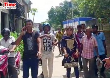 পরকীয়া করায় স্ত্রীকে কোমরে দড়ি বেঁধে থানায় নিলেন স্বামী