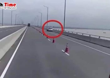 বঙ্গবন্ধুর সমাধিতে ফুল দিতে না পেরে পদ্মা সেতু থেকে ঝাঁপ