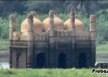 পানি শুকিয়ে ভেসে উঠল ১২০ বছরের প্রাচীন মসজিদ