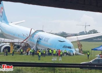 অবতরণের সময় ছিটকে পরলো প্লেন, প্রাণে বাঁচলেন ১৭৩ যাত্রী