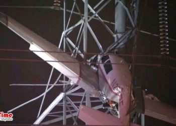 হাই ভোল্টেজ বৈদ্যুতিক লাইনে বিধ্বস্ত প্লেন