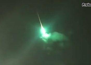 মাঝ-আকাশে হঠাৎ আগুনের গোলা দেখল ১১টি বিমান