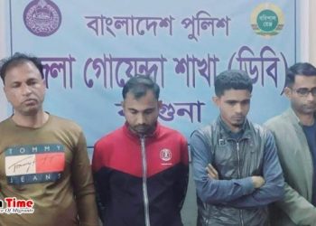 পাসপোর্ট অফিসে অভিযান, আটক ৪ দালাল