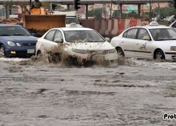 বন্যার কবলে সৌদি আরব, পানিতে তলিয়ে আছে রাজধানী রিয়াদের একাংশ