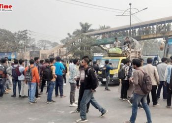 বিমানবন্দর সড়ক অবরোধ, যাত্রীরা বিপাকে