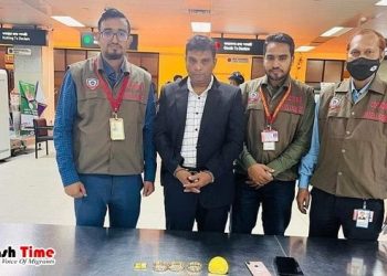 সোনাখচিত কাপড় পরে দেশে ফিরলেন দুবাই প্রবাসী