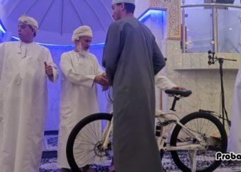 বাংলাদেশের মত এবার ওমানের মসজিদেও শিশুদের মাঝে সাইকেল বিতরণ