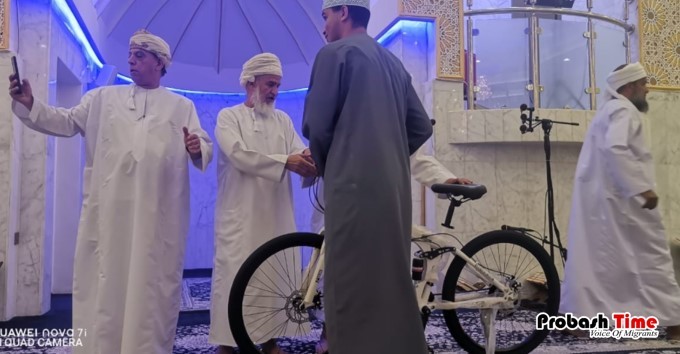 বাংলাদেশের মত এবার ওমানের মসজিদেও শিশুদের মাঝে সাইকেল বিতরণ