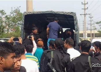 পাসপোর্ট অফিসে ১৪ দালাল আটক