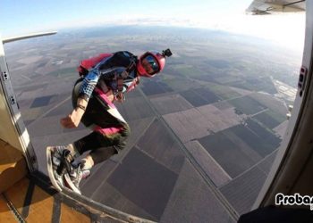 বিমানে যাত্রীদের কেন প্যারাসুট দেওয়া হয় না?