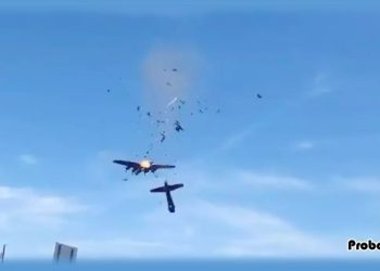 মাঝ-আকাশে দুই বিমানের সংঘর্ষ: ভিডিও