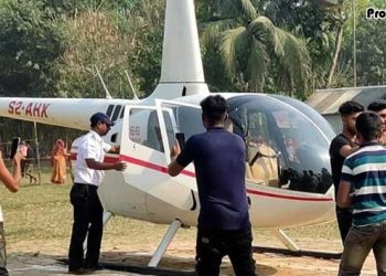 স্বপ্ন পূরণে মাকে হেলিকপ্টারে চড়ালেন সৌদিপ্রবাসী ছেলে