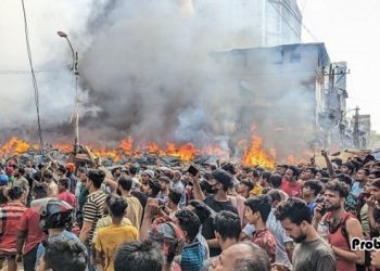 স্মরণকালের ভয়াবহ আগুন বঙ্গবাজারে, হিমশিম খাচ্ছে ফায়ার সার্ভিস