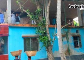 গলায় ওড়নার ফাঁস, ঝুলে রয়েছে গৃহবধূ সাথীর ঝুলন্ত দেহ