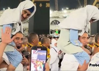 বয়স্ক মাকে কাঁধে নিয়ে ওমরাহ্‌ , ভিডিও ভাইরাল