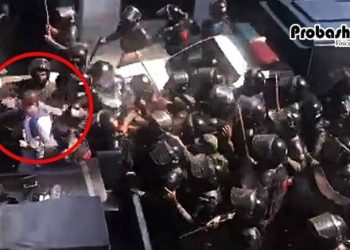 সাবেক পাক প্রধানমন্ত্রী ইমরান খানকে মারধর?