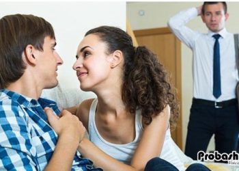 ‘আমাকে জামাকাপড়টা অন্তত পড়তে দাও!’