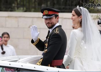 মোটর শোভাযাত্রায় যুবরাজ হুসেইন বিন আবদুল্লাহ ও রাজওয়া আল সাইফ। ১ জুন, জর্ডানের রাজধানী আম্মানেছবি: এএফপি