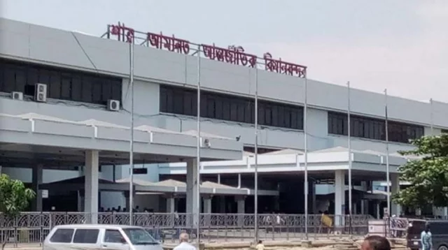 বিমানবন্দরে