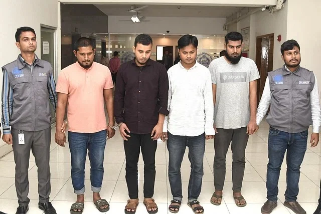 তিন মাসে ৪০০ কোটি টাকার হুন্ডি, ৫ জন গ্রেপ্তার