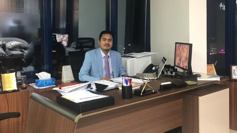 শ্রমিক থেকে রেস্তোরার মালিক প্রবাসী মানিক