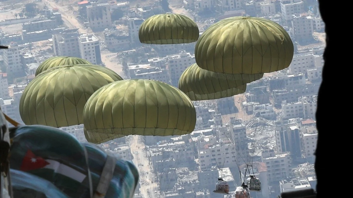 বিমান থেকে গাজায় ত্রাণ ফেলল জর্ডান