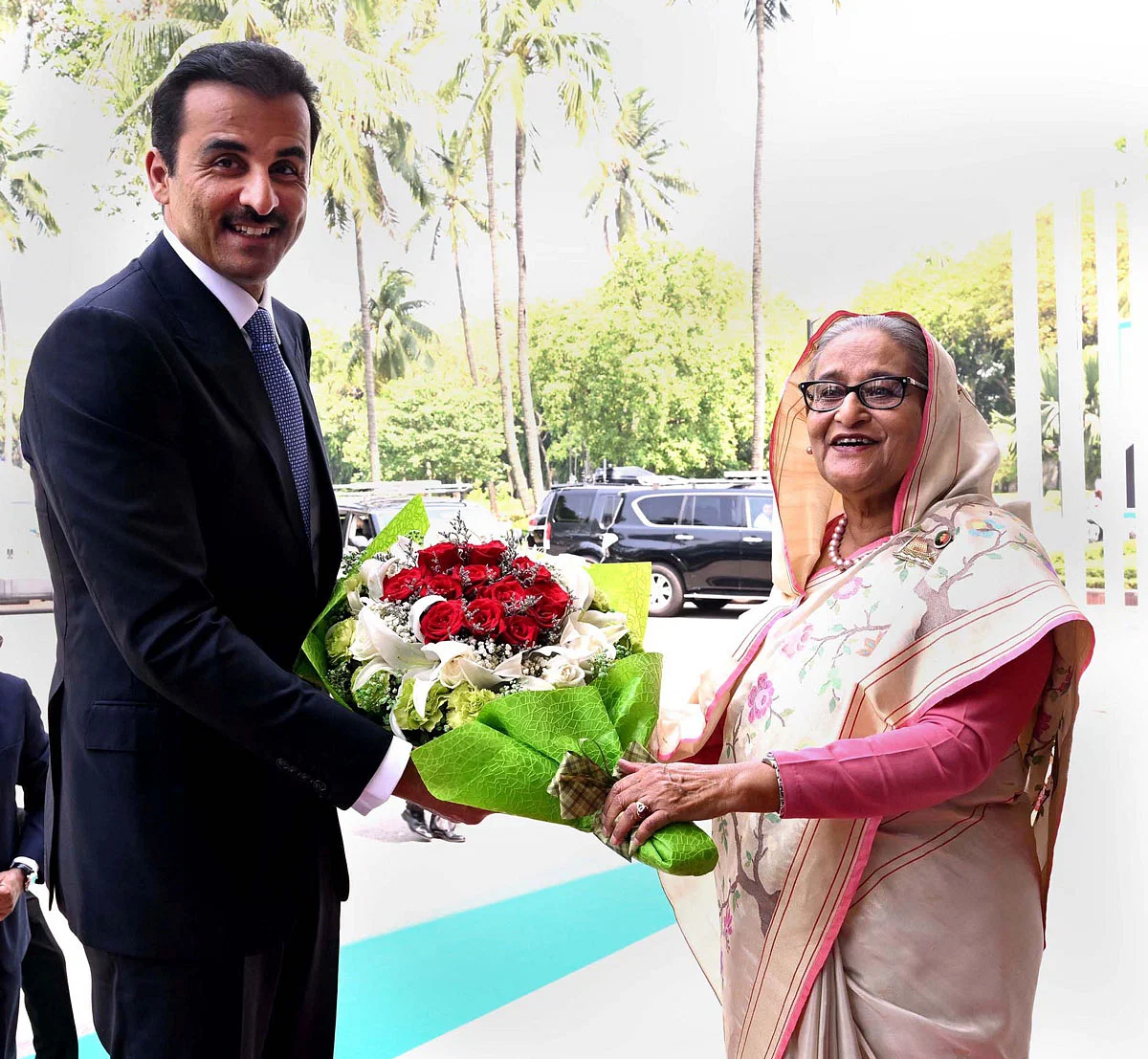 রাষ্ট্রপতি মো. সাহাবুদ্দিন বঙ্গভবনে কাতারের আমির শেখ তামিম বিন হামাদ আল থানিকে স্বাগত জানান। এ সময় প্রধানমন্ত্রী শেখ হাসিনা উপস্থিত ছিলেন। ঢাকা, ২৩ এপ্রিল
