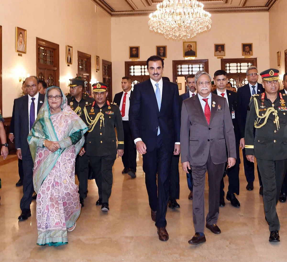 রাষ্ট্রপতি মো. সাহাবুদ্দিন বঙ্গভবনে কাতারের আমির শেখ তামিম বিন হামাদ আল থানিকে স্বাগত জানান। এ সময় প্রধানমন্ত্রী শেখ হাসিনা উপস্থিত ছিলেন। ঢাকা, ২৩ এপ্রিল