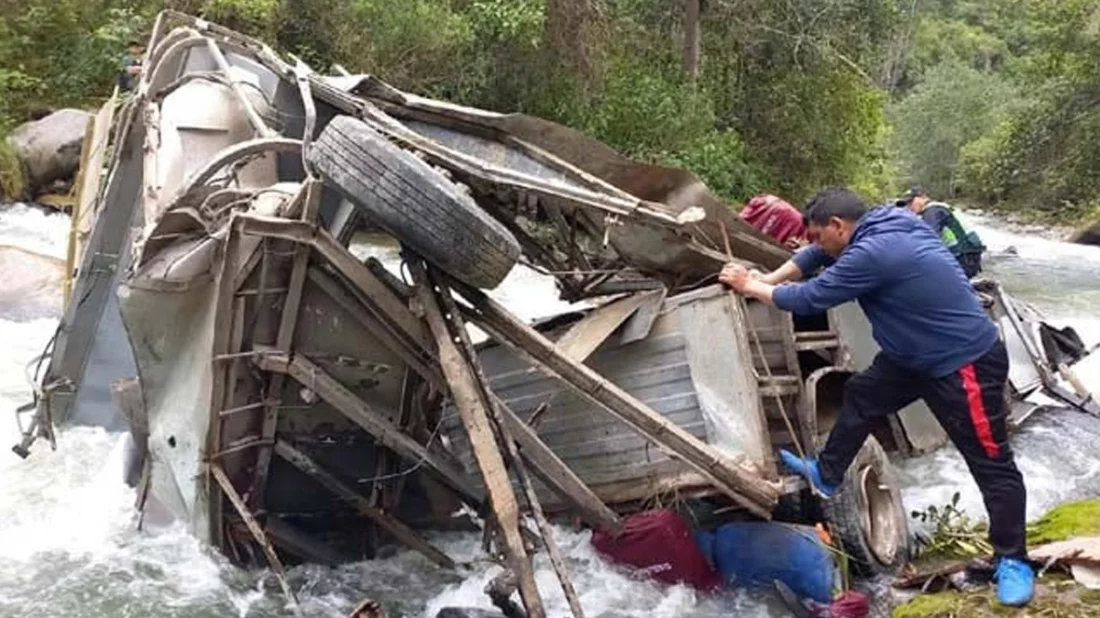 ৬৫০ ফুট গভীর খাদে বাস, নিহত ২৫