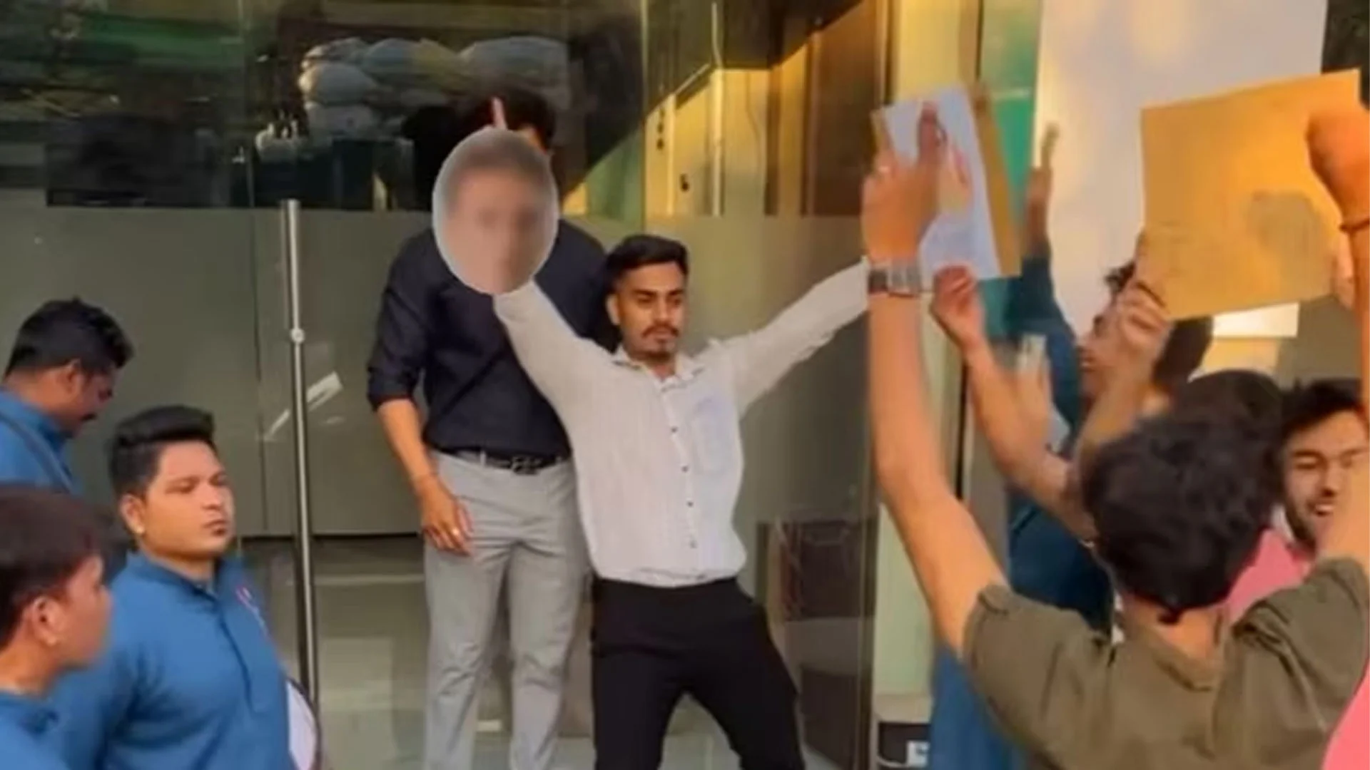 বসের সামনে ঢোল পিটিয়ে চাকরি ছাড়লেন যুবক!