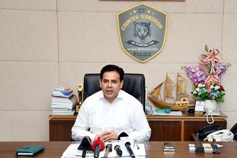 প্রবাসীদের ব্ল্যাকমেইল বিপুল পরিমাণ অর্থ লুট গ্রেফতার ২