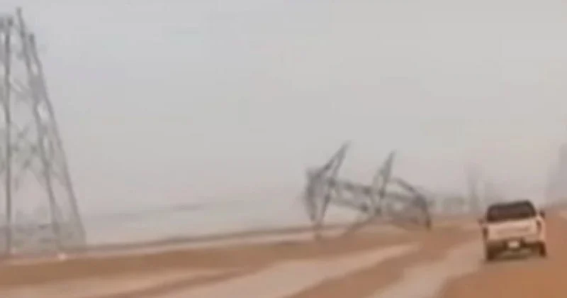 সৌদিতে প্রবল ঝড়ে ভেঙে পড়ল টাওয়ার