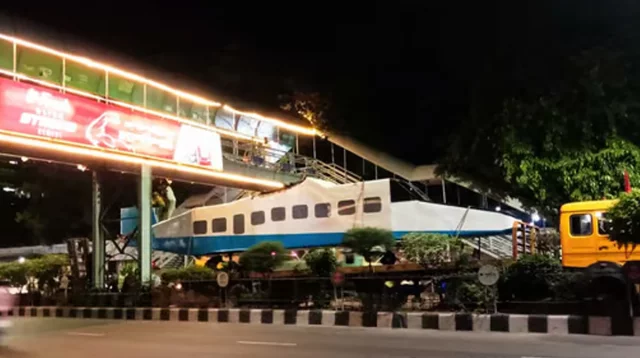 ওভারব্রিজে আটকে গেলো বিমান!