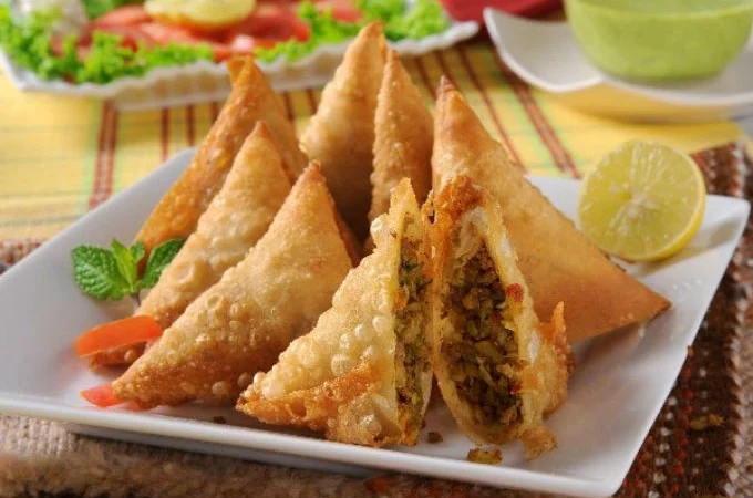 সমুচায় কামড় দিতেই মুখে কন্ডোম!