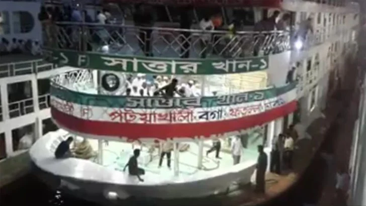 মাঝ নদীতে ৮০০ যাত্রী নিয়ে লঞ্চ বিকল