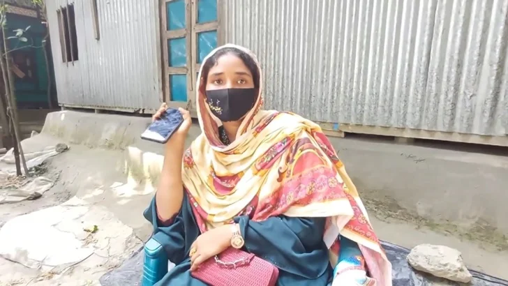 বিয়ের দাবিতে প্রেমিকের বাড়িতে প্রবাসীর স্ত্রী