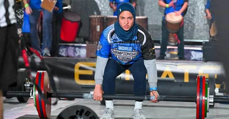 রোজা রেখেই শক্তি প্রতিযোগিতায় তাক লাগালেন মুসলিম নারী