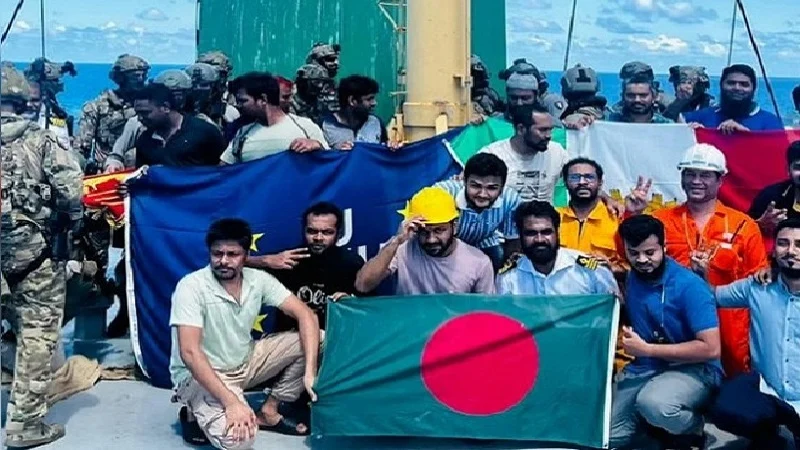 মুক্তিপণ নিয়ে ৯টি বোটে পালিয়ে যায় ৬৫ জলদস্যু