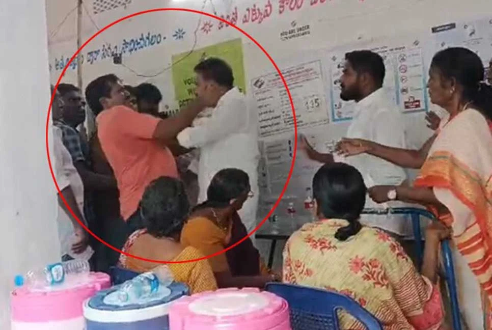 ভোটারকে থাপ্পড় মারায় এমপির গালে পাল্টা থাপ্পড়