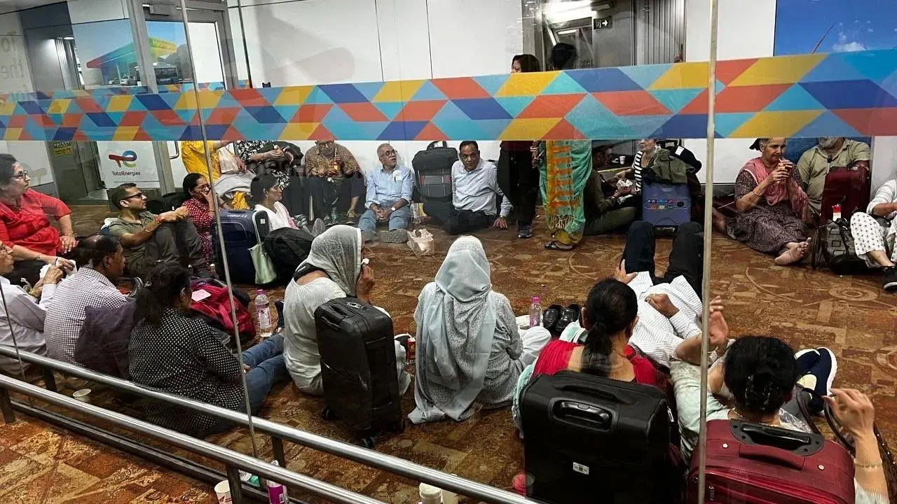 ফ্লাইট ২০ ঘণ্টা বিলম্ব, এসি না থাকায় অজ্ঞান যাত্রীরা