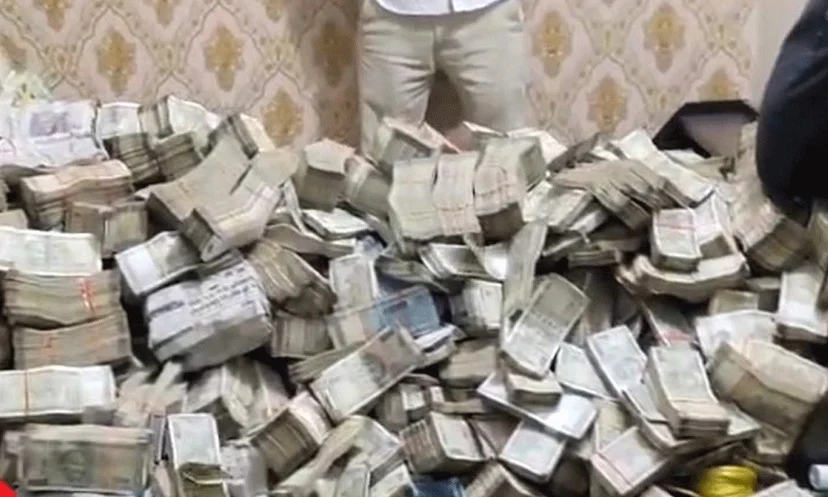 মন্ত্রীর ব্যক্তিগত সচিবের গৃহকর্মীর বাড়িতে টাকার পাহাড়